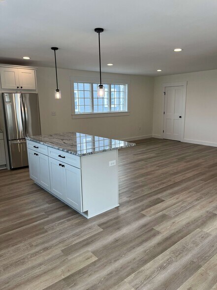 Building Photo - 169 E Main St