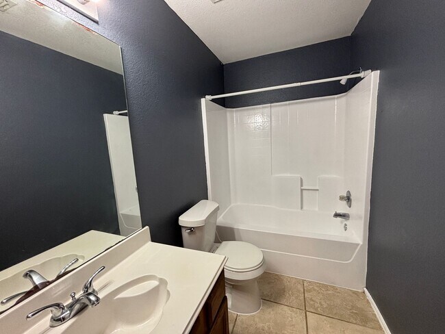 Building Photo - Move in Ready - 3 bedroom 2 bath 2 car garage