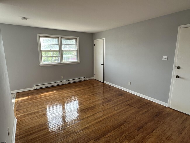 Building Photo - 1653 Beach Ave