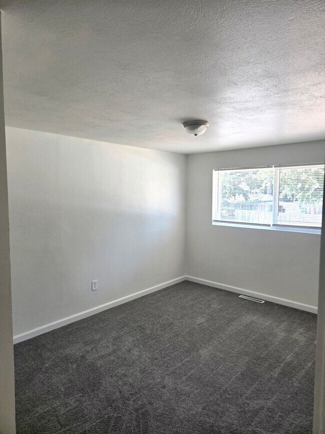 Building Photo - 3613 Grandview Dr W