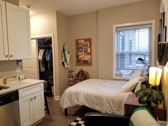 Building Photo - 1409 W Diversey Pkwy