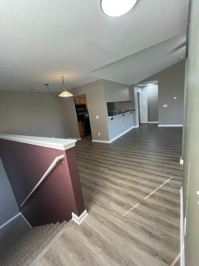 Building Photo - Bright Upper Condo with Garage | Near Shopping & Trails