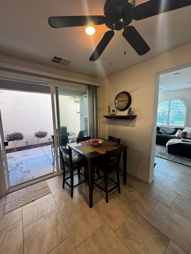 Building Photo - 2 STORY HOME WITH SOLAR IN WEST ROSEVILLE!