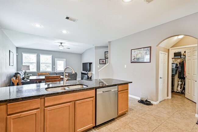 Building Photo - 2411 Lakecrest Town Dr