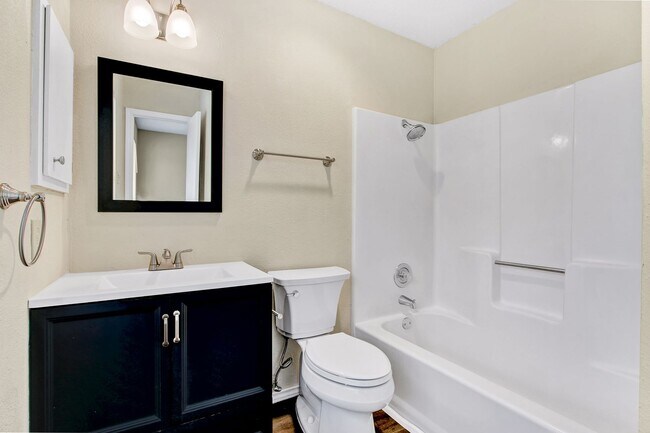 Building Photo - Move-In Ready Condo with Open Layout
