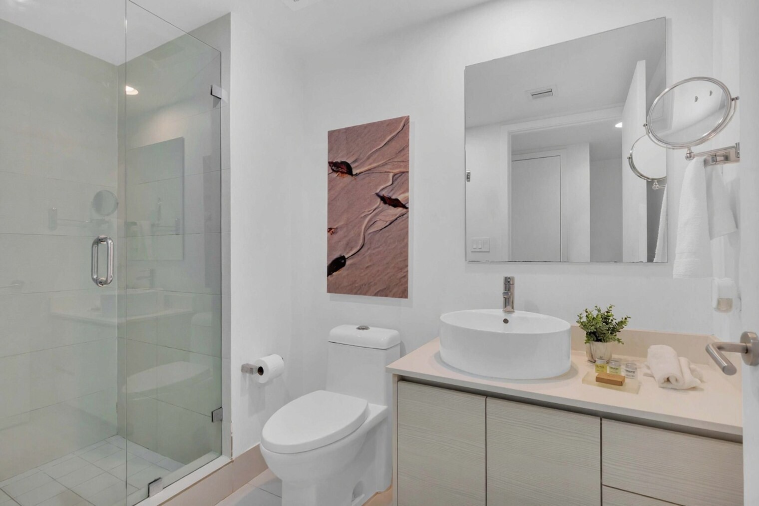 Building Photo - 2602 E Hallandale Beach Blvd
