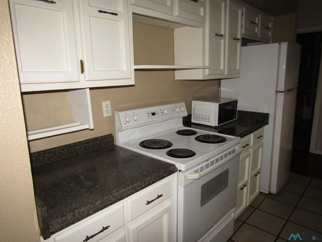 Building Photo - 1707 W Currier Ave
