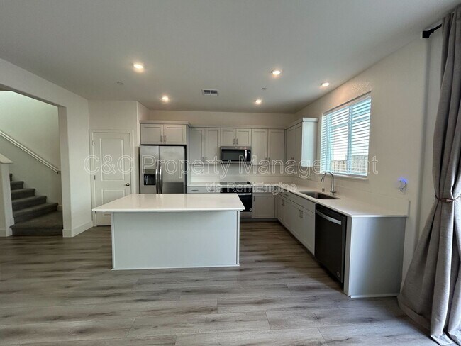 Primary Photo - 158 Goldback St