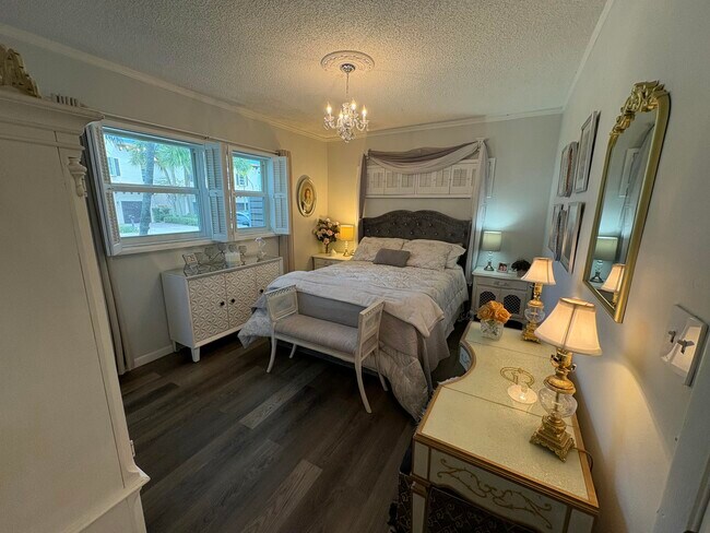 Building Photo - 609 NE 13th Ave