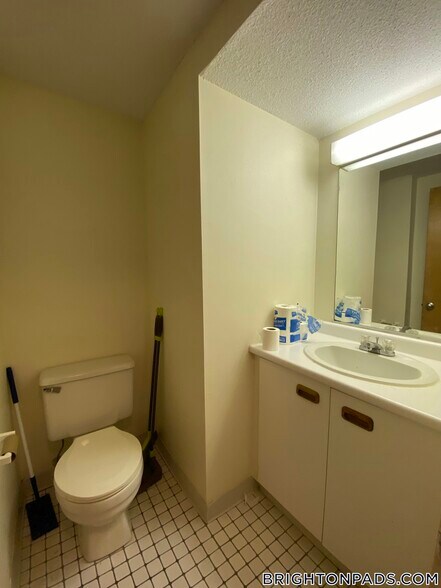 Building Photo - 142 N Beacon St
