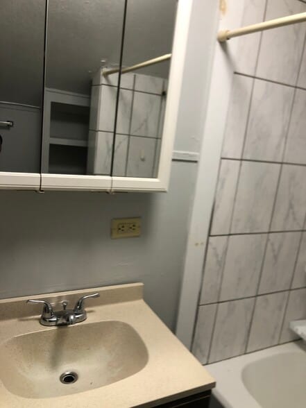 full bath - 6 Babcock St