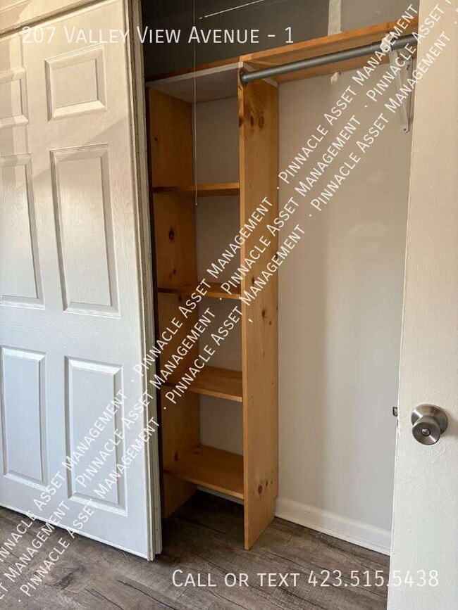 Building Photo - 207 Valley View Ave