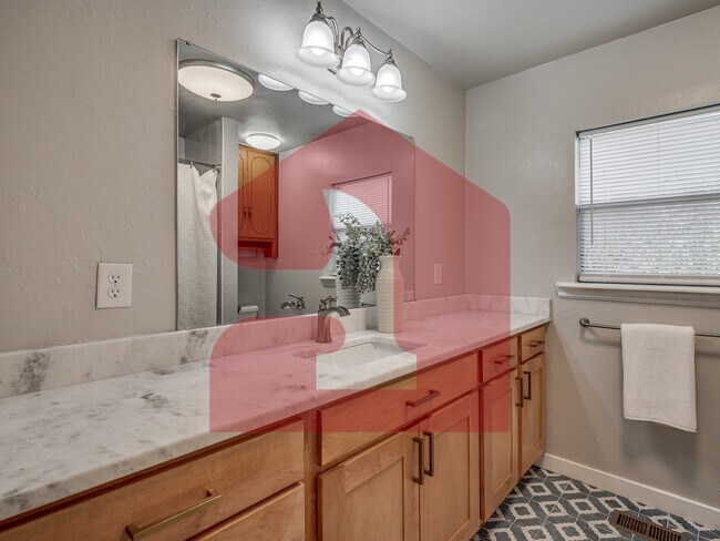 Building Photo - 1501 Gladstone Terrace