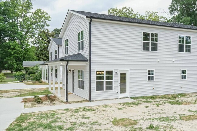 Building Photo - 3 Bed/2.5 Bath Home!