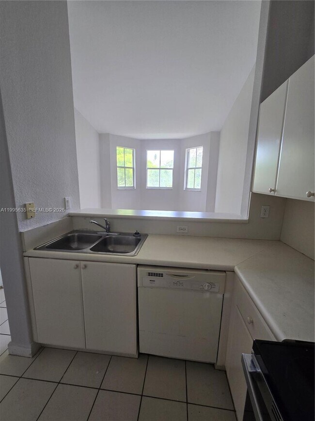 Building Photo - 2903 SE 17th Ave