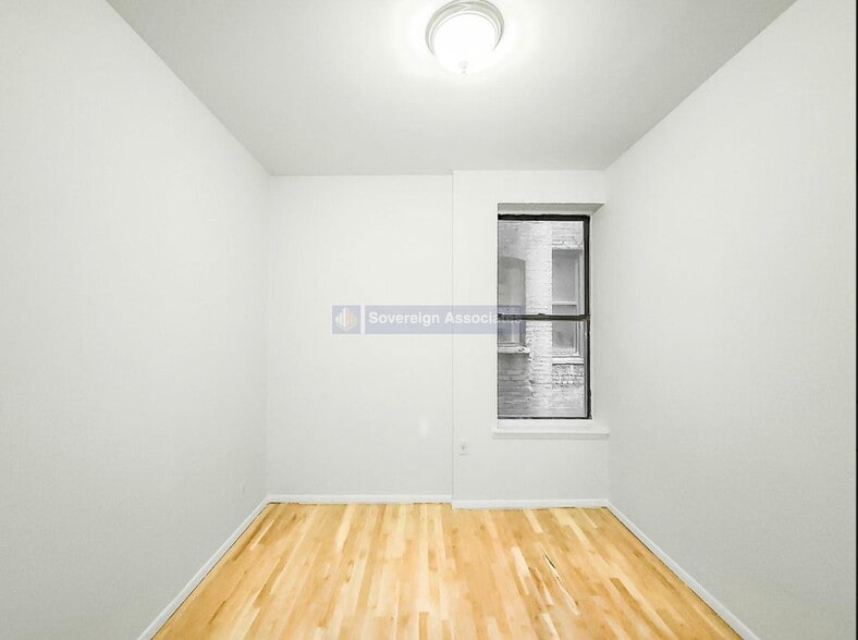 Building Photo - 208 W 82nd St