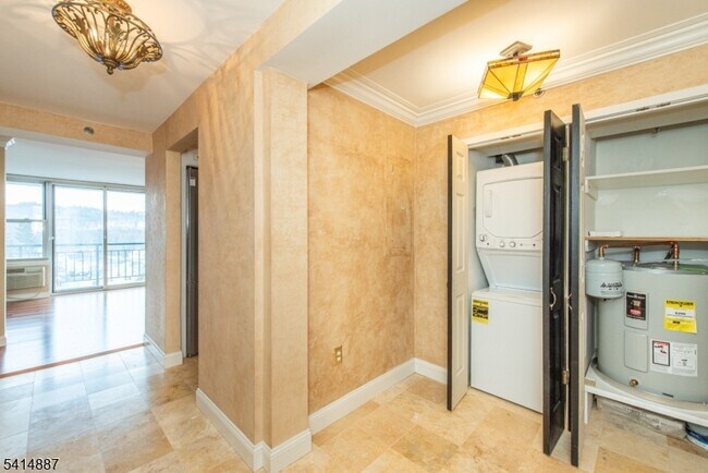 Building Photo - 300 Main St