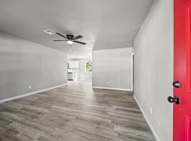 Building Photo - Beautiful Renovated 3 Bedroom Ready April!