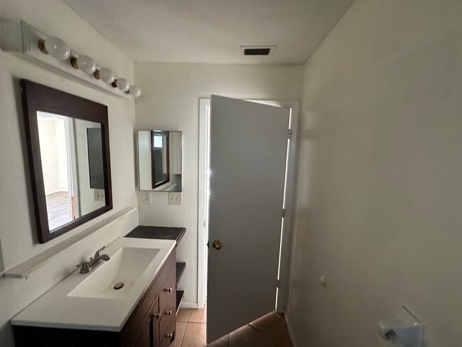 Building Photo - Spacious 4-Bed Pool Home in Gulf Gate East - Available Now!