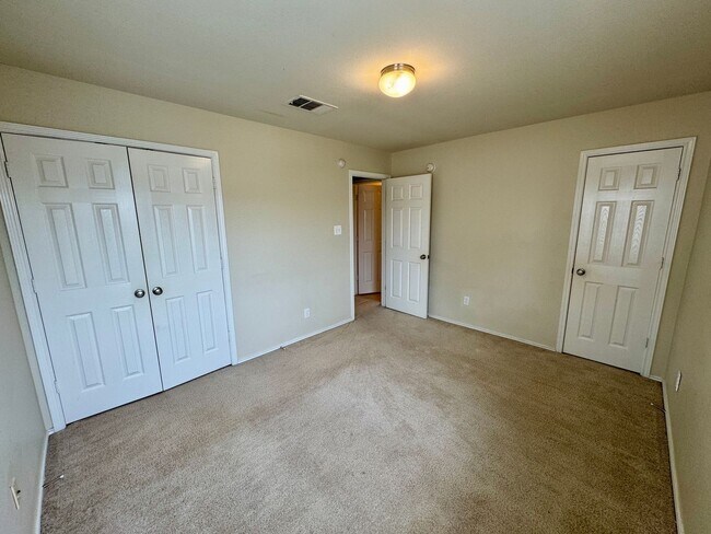 Building Photo - 5207 Bridgewood Dr