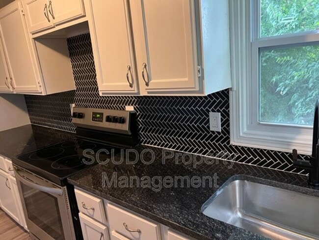 Building Photo - 623 N Highland Dr