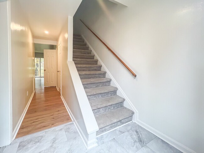 Building Photo - 24 Fox Hill Dr