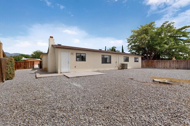 Building Photo - 7101 Cindy Dr NE