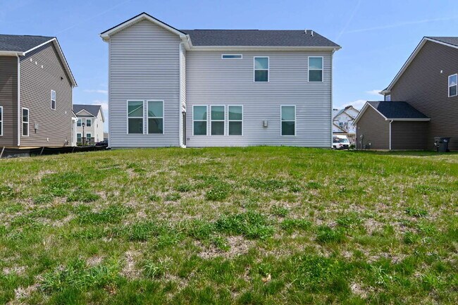 Building Photo - "Spacious 5-Bedroom Retreat with Luxurious Quartz Countertops & Fireplace on Deerberg Drive!"