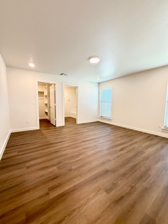 Building Photo - 2130 Langford Ave