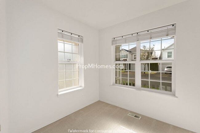 Building Photo - Wonderful Three Bedroom Plus Office In Bea...