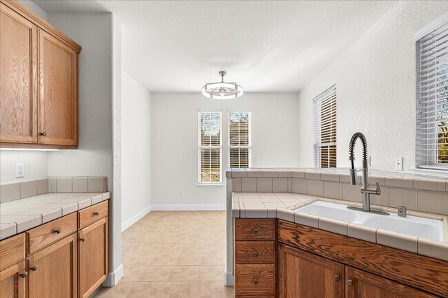 Building Photo - Beautiful 3(4) Bedroom/2 Bath Home Located in Lodi Ca