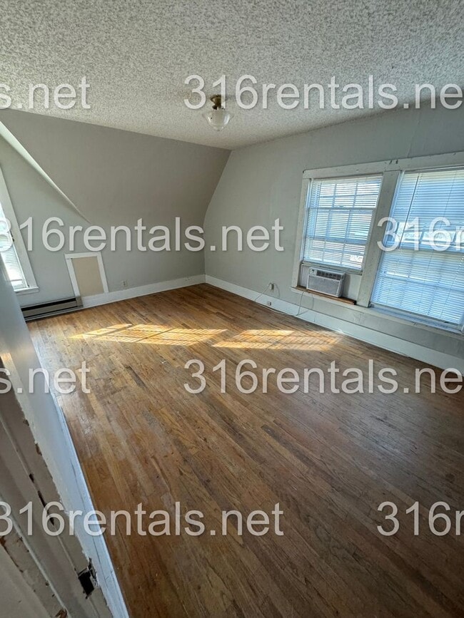 Building Photo - $825 - 2 bed 1 bath - Duplex