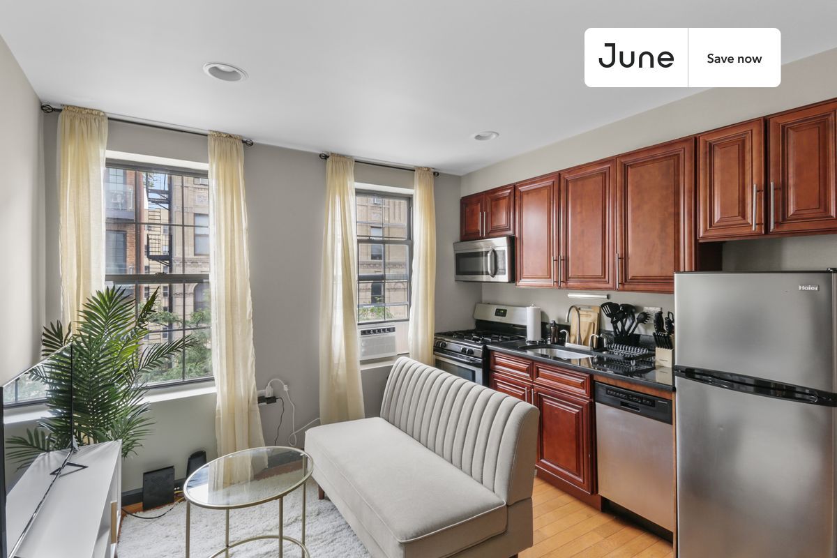 Building Photo - 226 E 7th St