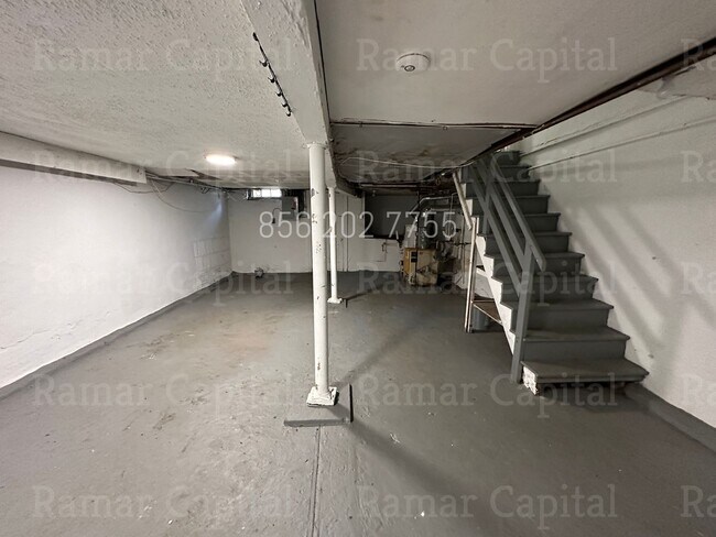 Building Photo - 3 Bedroom / 1 bath Row-house available NOW!!!