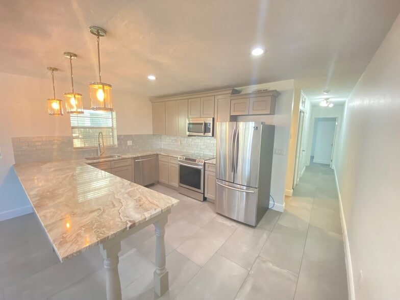 Building Photo - 1001 E Pine St