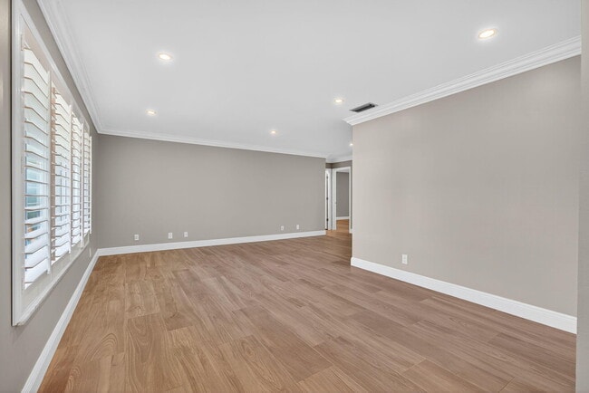 Building Photo - 905 Shore Dr