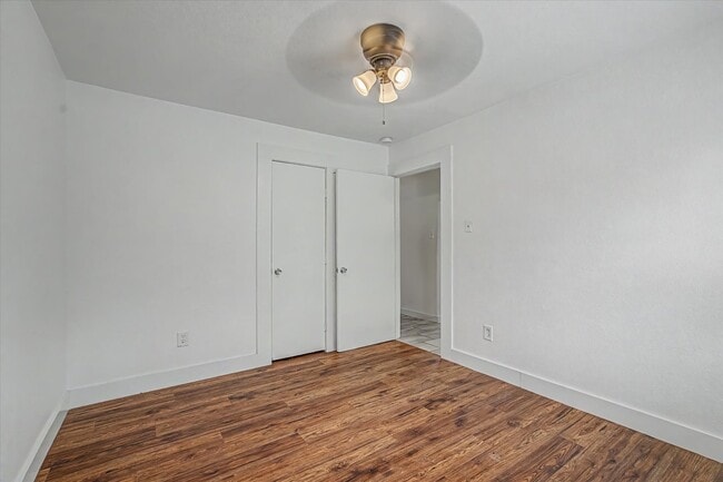 Building Photo - 8159 Glenhollow Dr
