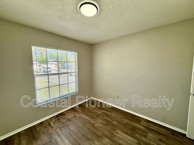 Building Photo - 1242 Coolmont Dr