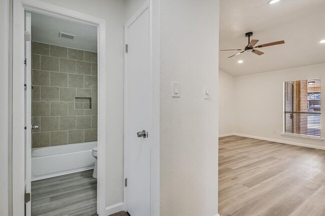 Building Photo - 1402 Waterloo Tr