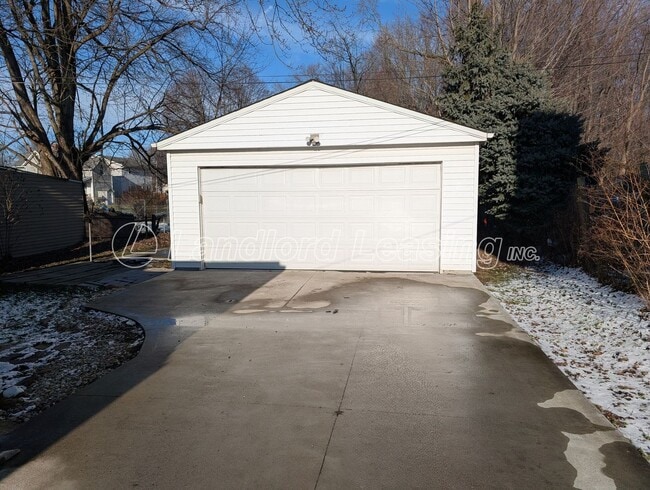 Building Photo - Comfortable 2-Bedroom Ranch with Amish-Built 2-Car Garage