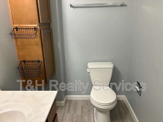 Building Photo - 409 W Washington St