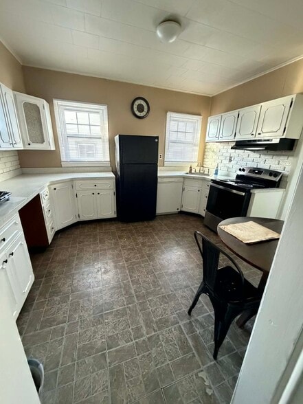 Kitchen - 1843 Hertel Ave
