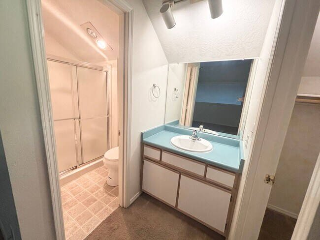 Building Photo - Super Cute Spacious 2BD 2BA in the Hillsda...