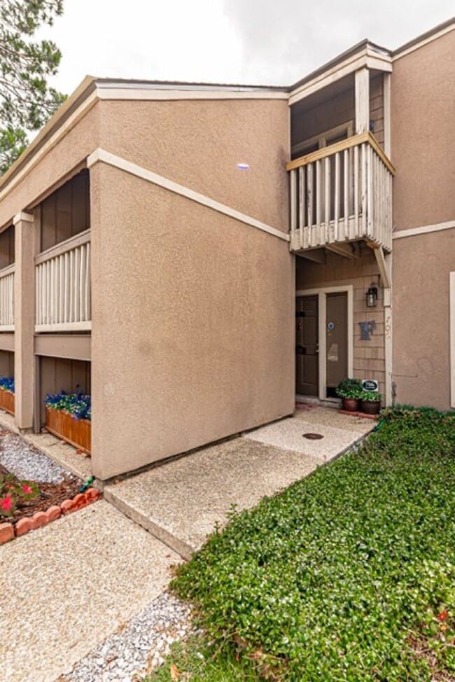 Building Photo - 2 Bedroom Condo with Pool and the Convinience of a Jefferson Hwy Address!