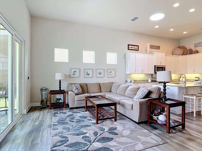 Building Photo - 3008 King Palm Dr