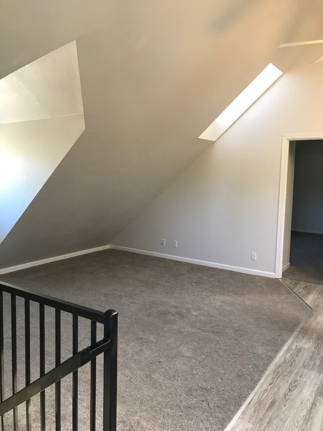 Building Photo - Upper unit in SW Bend Close to Old Mill an...