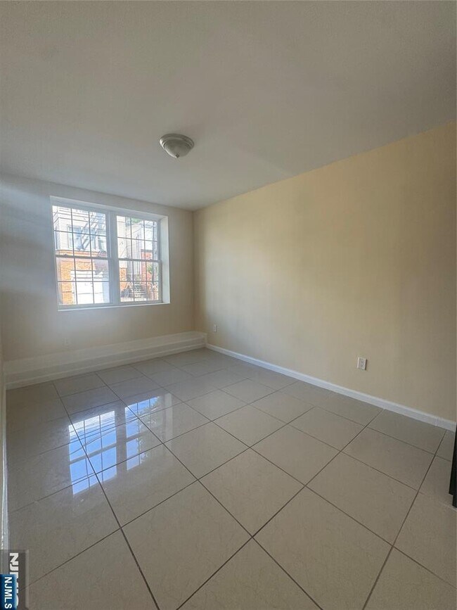 Building Photo - 183 Thorne St