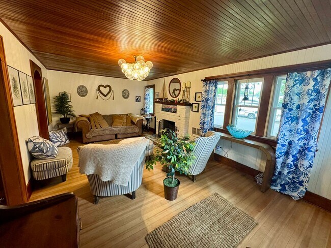 Building Photo - Black Raven Cottage in Historic Seaview ~ ...