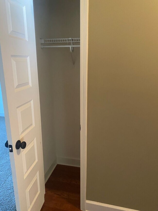 Building Photo - 3 bed / 2 bath Forest Glen