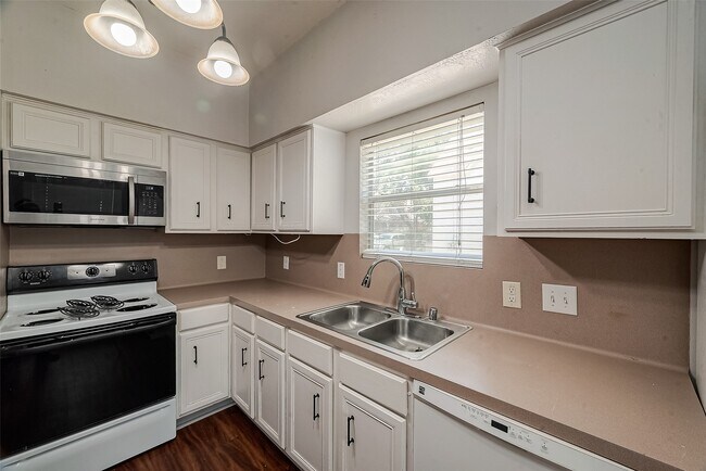 Building Photo - 2810 Austin St